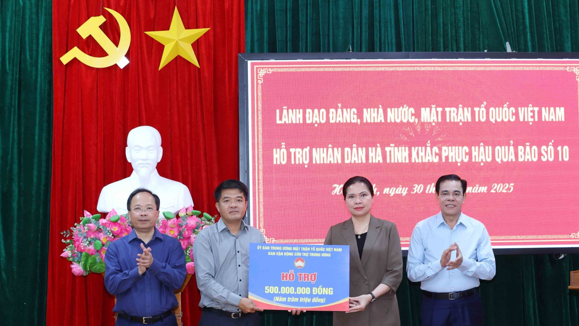 vna-potal-thuong-truc-ban-bi-thu-tran-cam-tu-tham-dong-vien-ho-tro-nhan-dan-tinh-ha-tinh-khac-phuc-hau-qua-bao-so-10-8307497-9516.jpg
