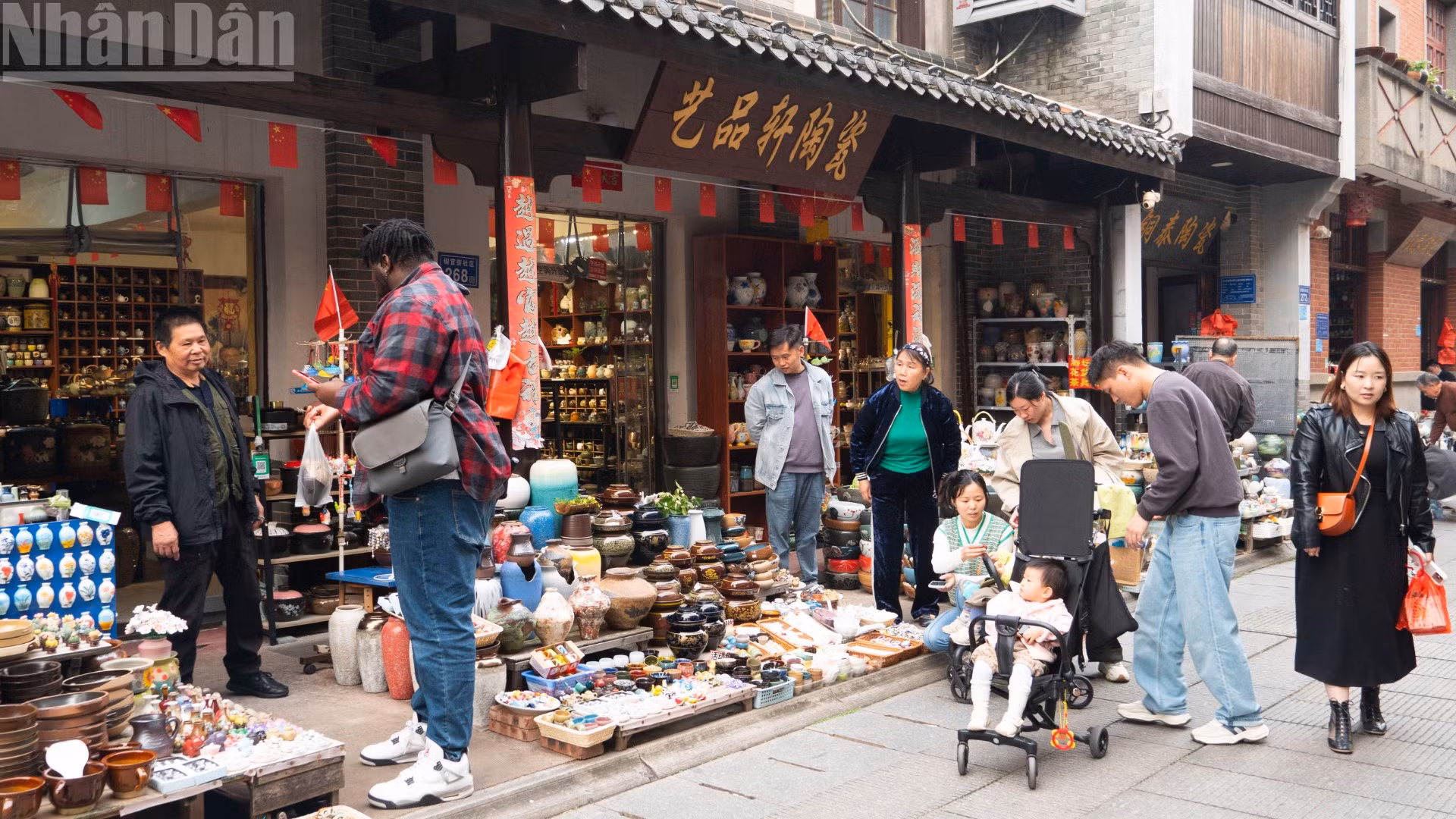 Phố cổ Đồng Quan thu hút nhiều khách du lịch trong nước và quốc tế đến tham quan, mua sắm.