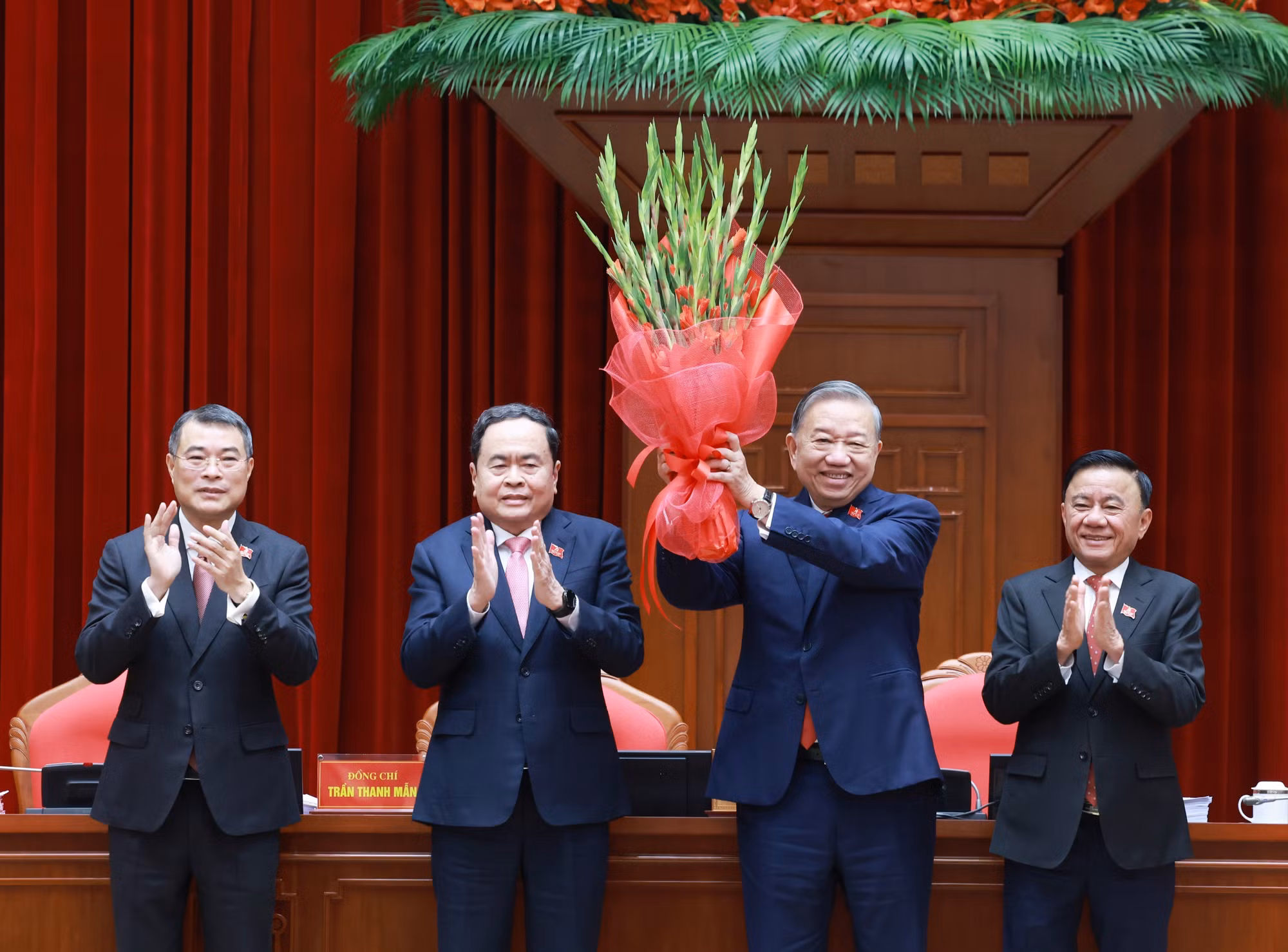 Ban Chấp hành Trung ương Đảng khoá XIV đã thống nhất tuyệt đối bầu đồng chí Tô Lâm, Tổng Bí thư Ban Chấp hành Trung ương Đảng khoá XIII tiếp tục giữ chức Tổng Bí thư Ban Chấp hành Trung ương Đảng khoá XIV. Ảnh: TTXVN