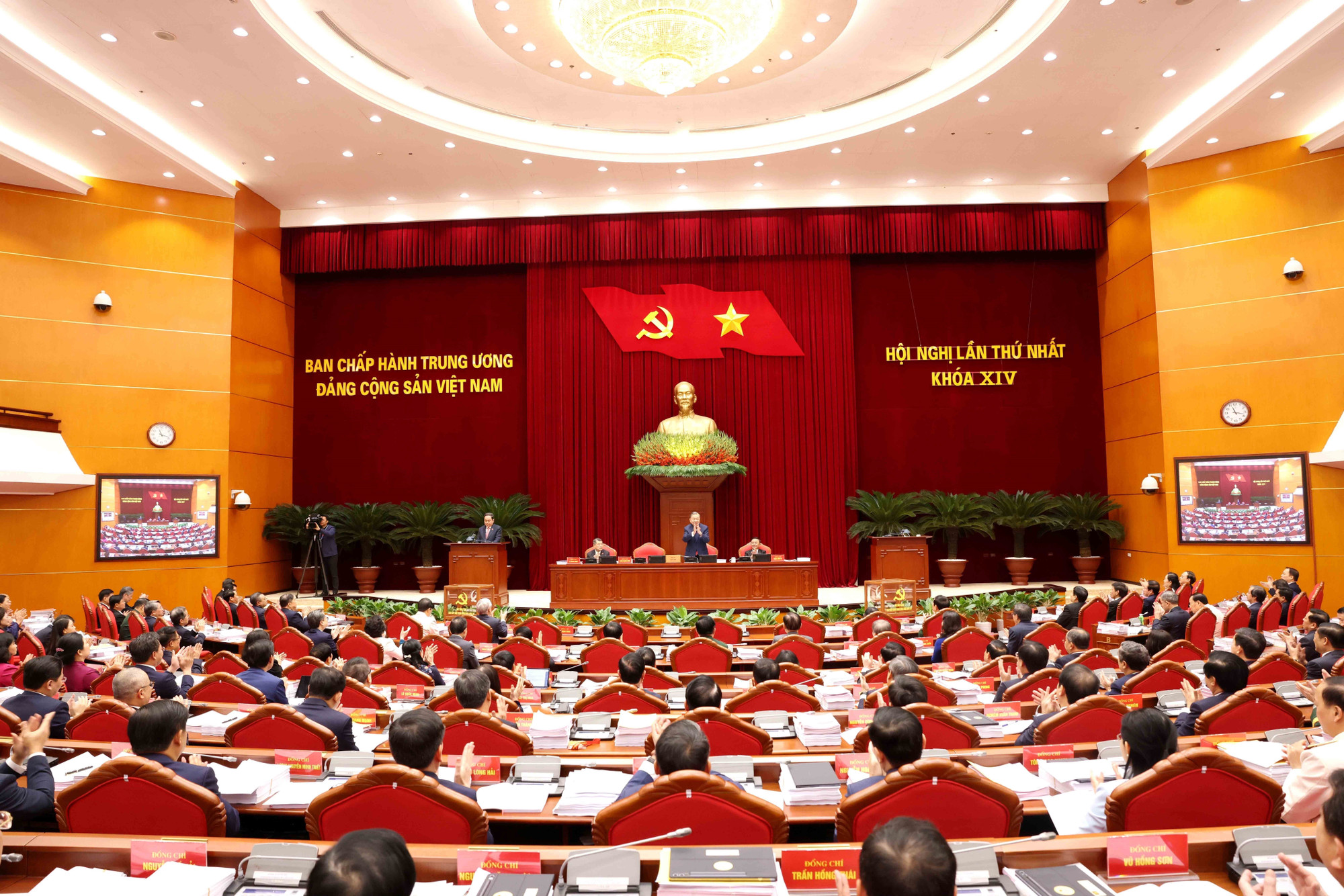vna-potal-ban-chap-hanh-trung-uong-dang-khoa-xiv-tien-hanh-hoi-nghi-lan-thu-nhat-8547599.jpg