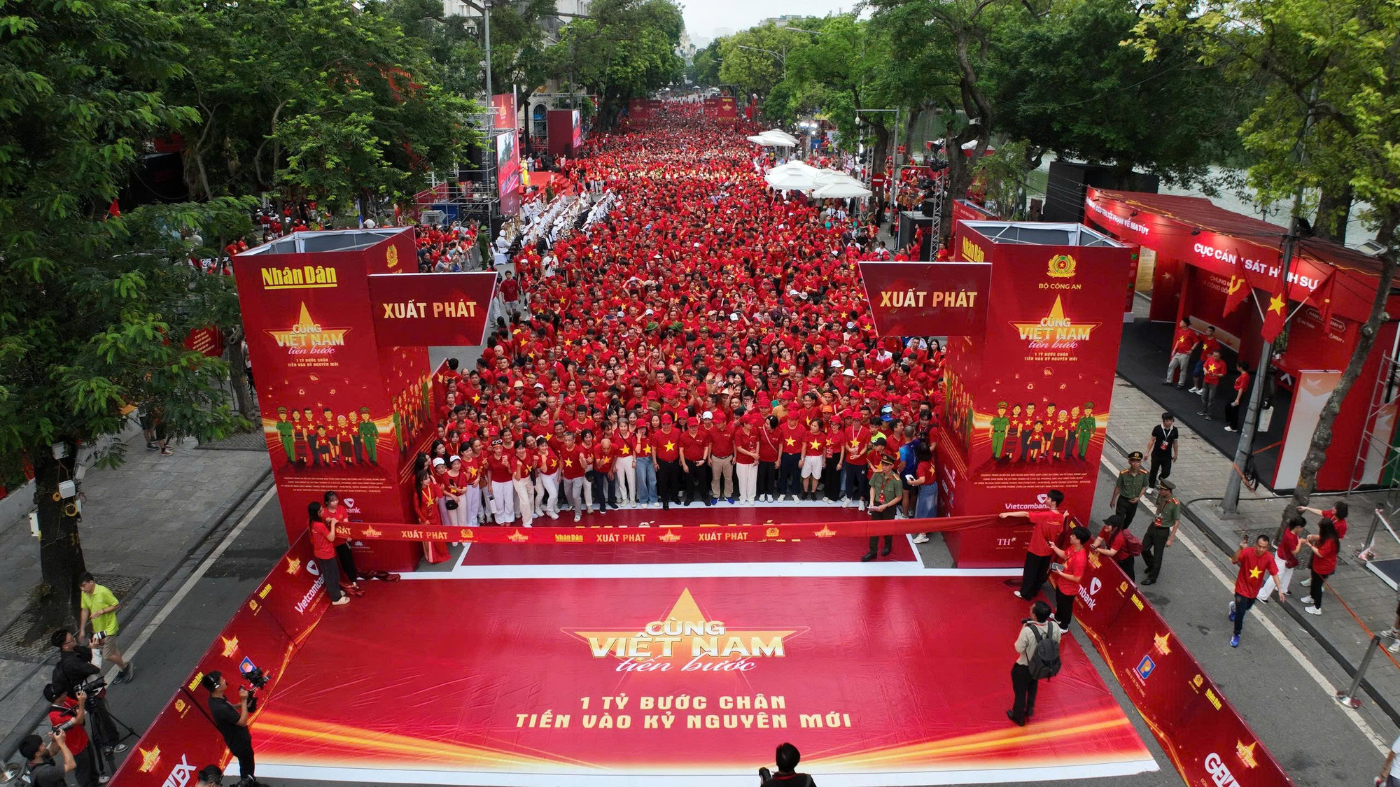 Với thông điệp "1 tỷ bước chân tiến vào kỷ nguyên mới", chương trình "Cùng Việt Nam tiến bước" được kỳ vọng sẽ huy động sức mạnh tập thể của hàng triệu người dân trên khắp mọi miền Tổ quốc cùng tham gia đi bộ, vì sức khỏe, tinh thần đoàn kết và khát vọng vươn lên của một dân tộc đang chuyển mình mạnh mẽ trong kỷ nguyên mới. hanoi-1.jpg