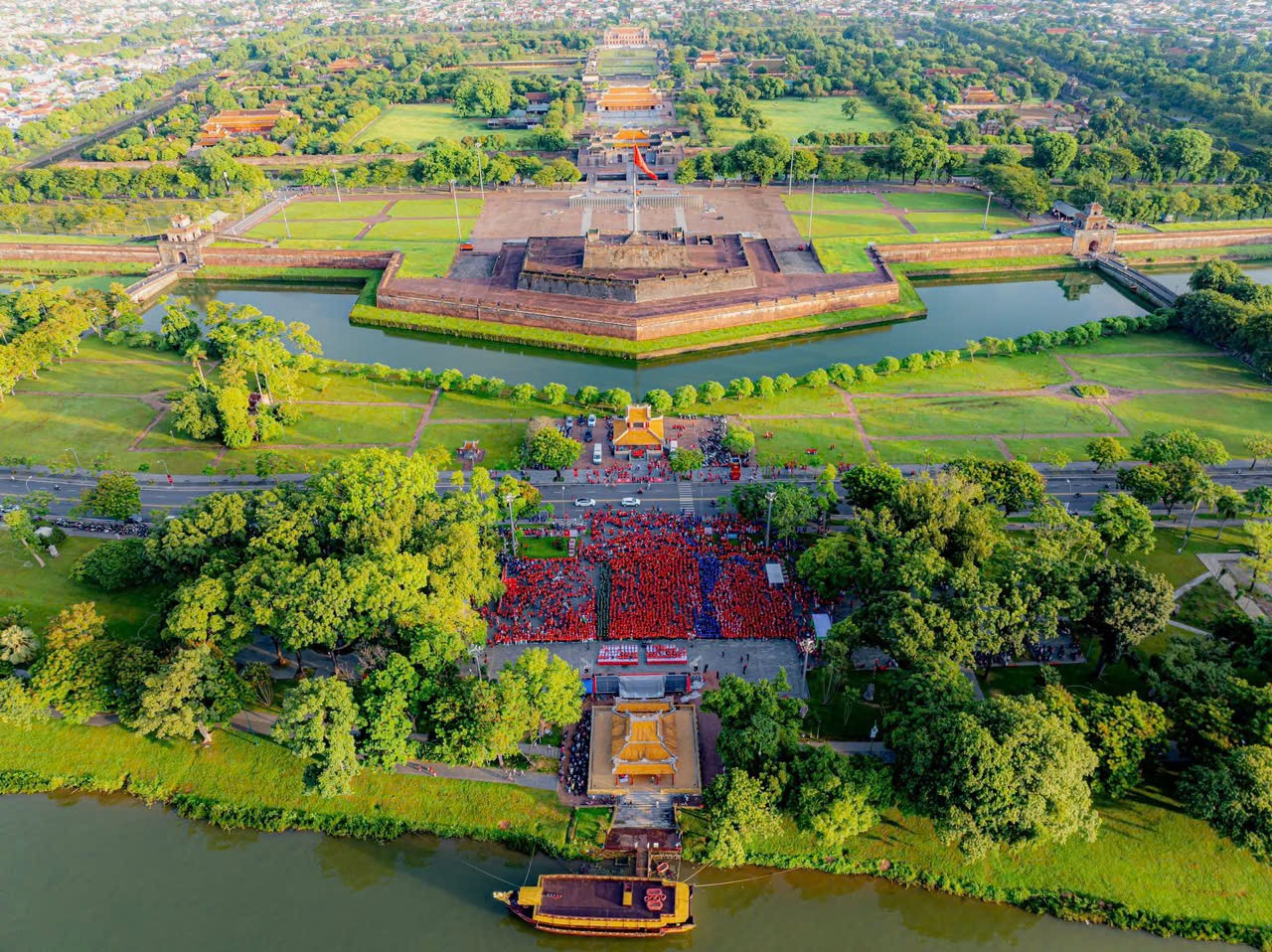Ngay từ trước 5 giờ sáng, người dân đã tập trung đông đảo tại khu vực Nghinh Lương Đình dưới chân Kỳ đài Huế để tham gia sự kiện. hue-6.jpg