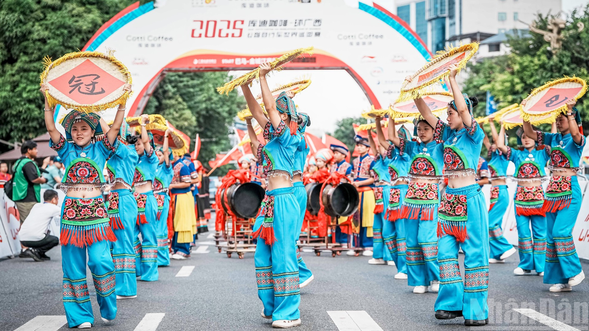 Một tiết mục múa truyền thống ở huyện Ba Mã, thành phố Hà Trì, Quảng Tây, Trung Quốc.