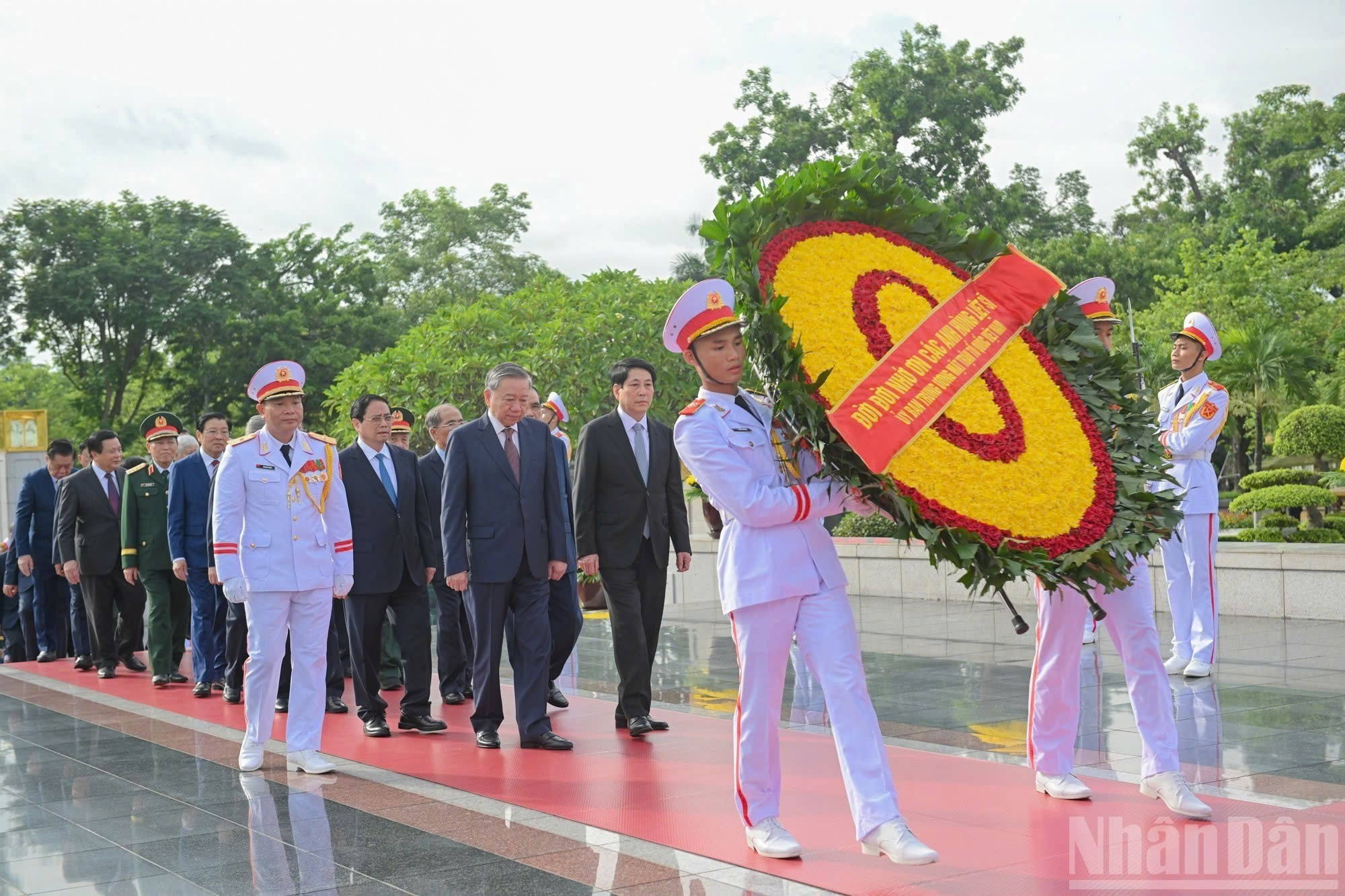 Tổng Bí thư Tô Lâm, Chủ Tịch nước Lương Cường, Thủ tướng Phạm Minh Chính cùng các đồng chí lãnh đạo, nguyên lãnh đạo Đảng, Nhà nước đến đặt vòng hoa, dâng hương tưởng niệm các Anh hùng liệt sĩ. f1df563a85520c0c5543.jpg