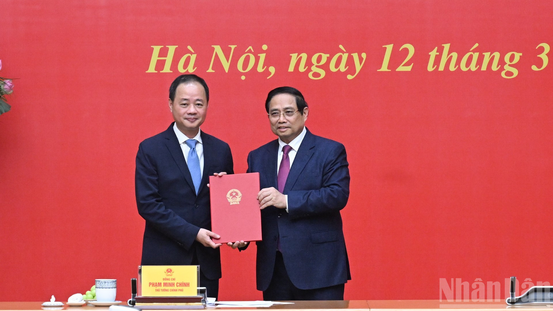 Thủ tướng Phạm Minh Chính trao Quyết định cho đồng chí Trần Hồng Thái giữ chức Chủ tịch Viện Hàn lâm Khoa học và Công nghệ Việt Nam.