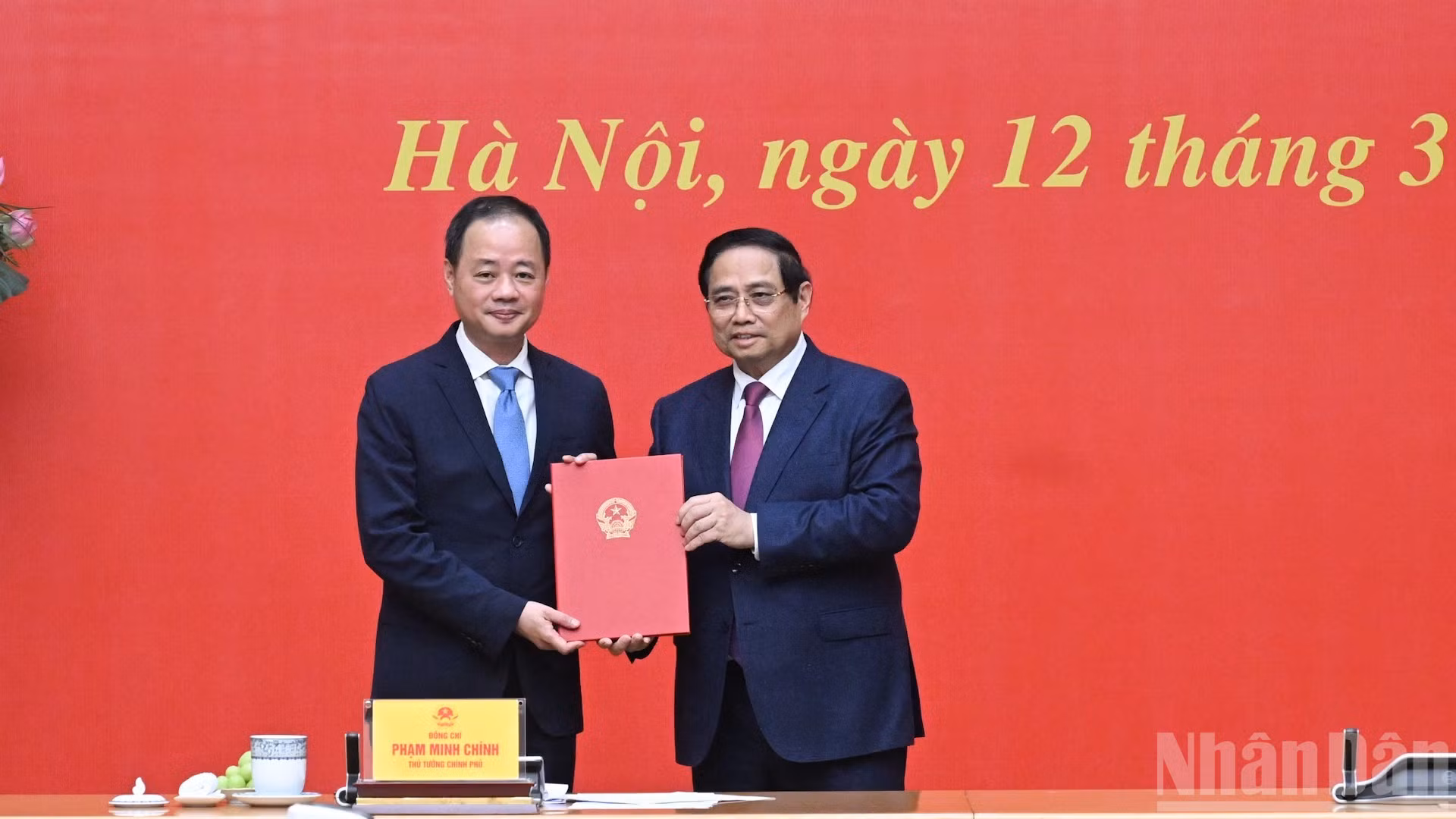 Thủ tướng Phạm Minh Chính trao Quyết định cho đồng chí Trần Hồng Thái giữ chức Chủ tịch Viện Hàn lâm Khoa học và Công nghệ Việt Nam.