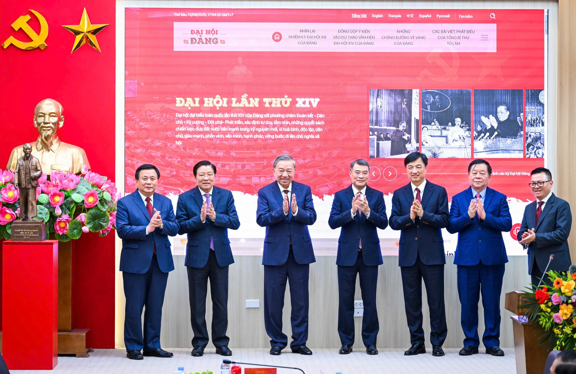 Các đại biểu Ủy viên Bộ Chính trị cùng nhấn nút khai trương Trang thông tin điện tử "Đảng Cộng sản Việt Nam - Đại hội XIV". img-8468.jpg