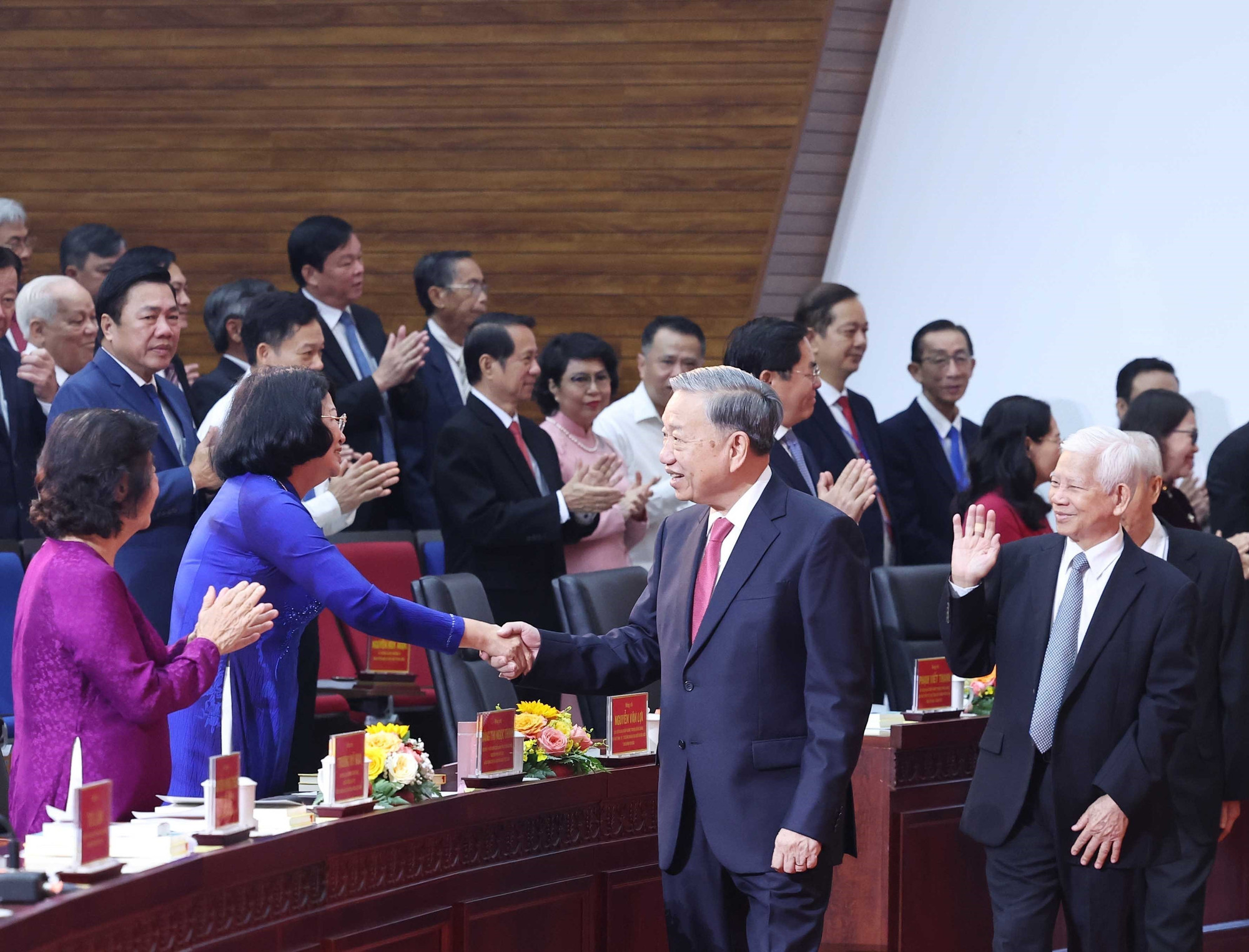 Tổng Bí thư Tô Lâm dự Lễ Công bố Nghị quyết sáp nhập đơn vị hành chính tại Thành phố Hồ Chí Minh. Ảnh: Thống Nhất – TTXVN vna-potal-le-cong-bo-cac-nghi-quyet-quyet-dinh-cua-trung-uong-va-dia-phuong-ve-sap-nhap-don-vi-hanh-chinh-cap-tinh-cap-xa-ket-thuc-hoat-dong-don-vi-ha-8121826.jpg