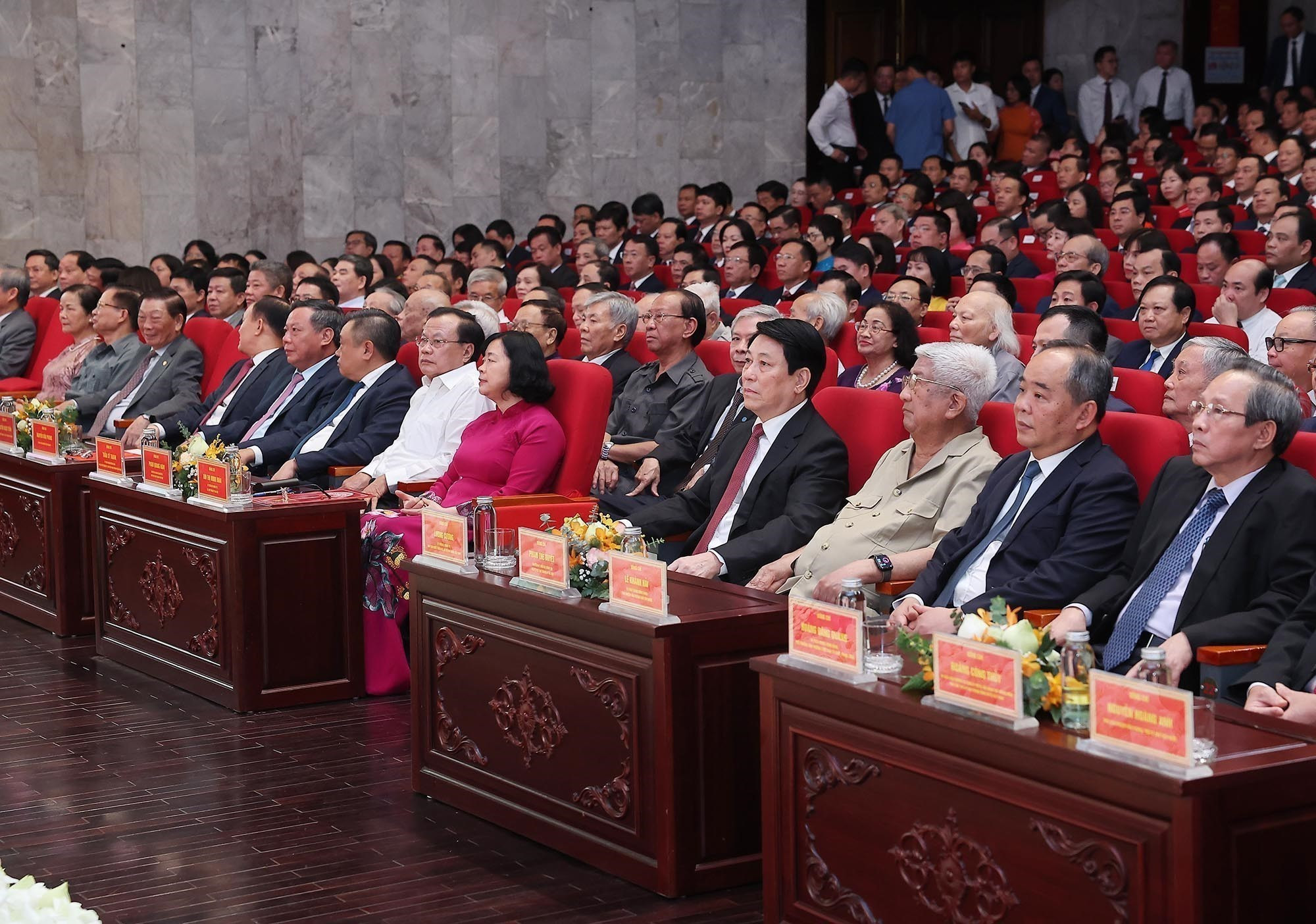 Chủ tịch nước Lương Cường với các đại biểu dự Lễ công bố tại điểm cầu Hà Nội. Ảnh: TTXVN vna-potal-chu-tich-nuoc-du-cong-bo-nghi-quyet-quyet-dinh-sap-nhap-don-vi-hanh-chinh-tai-ha-noi-8121792.jpg