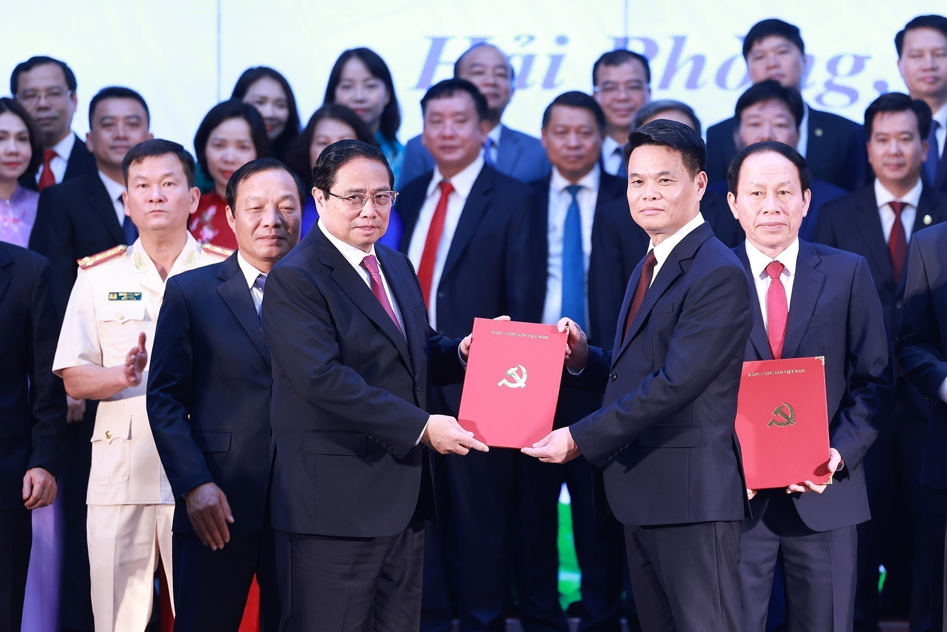 Thủ tướng Phạm Minh Chính trao Quyết định của Bộ Chính trị về việc chỉ định Phó Bí thư Thành uỷ Hải Phòng (mới), nhiệm kỳ 2020-2025 cho đồng chí Lê Ngọc Châu. Ảnh: Dương Giang-TTXVN vna-potal-thu-tuong-du-le-cong-bo-cac-nghi-quyet-quyet-dinh-cua-trung-uong-ve-sap-nhap-don-vi-hanh-chinh-cho-thanh-pho-hai-phong-8121940.jpg
