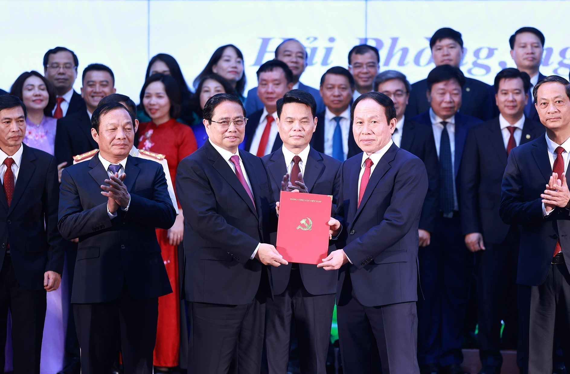 Thủ tướng Phạm Minh Chính trao Quyết định của Bộ Chính trị về việc chỉ định Bí thư Thành ủy Hải Phòng (mới), nhiệm kỳ 2020-2025 cho đồng chí Lê Tiến Châu. Ảnh: Dương Giang-TTXVN vna-potal-thu-tuong-du-le-cong-bo-cac-nghi-quyet-quyet-dinh-cua-trung-uong-ve-sap-nhap-don-vi-hanh-chinh-cho-thanh-pho-hai-phong-8121939.jpg