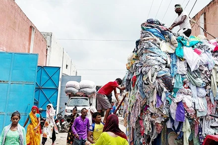 Những núi quần áo cũ được đưa đến Panipat mỗi ngày. Ảnh: THE GUARDIAN