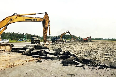 Các đơn vị chức năng tiến hành sửa chữa, bảo trì sân bay Vinh (Nghệ An).