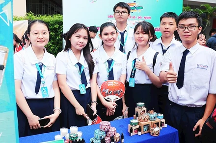 Học sinh tham gia ngày hội.