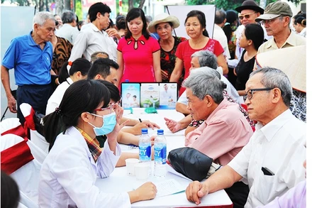 Tư vấn và khám bệnh miễn phí cho người cao tuổi. Ảnh: HẢI NAM