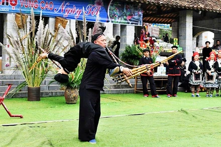 Thầy Lý Hồng Quân và trò Dương Văn Minh biểu diễn múa khèn tại hội xuân. Ảnh: TÙNG VÂN