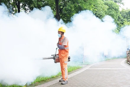 Phun thuốc ngăn chặn sự lây lan dịch chikungunya tại tỉnh Quảng Đông. Ảnh: GETTY IMAGES