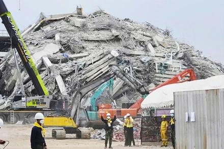 Lực lượng cứu hộ tại hiện trường tòa nhà đổ sập ở Bangkok hôm 31/3. Ảnh: AP