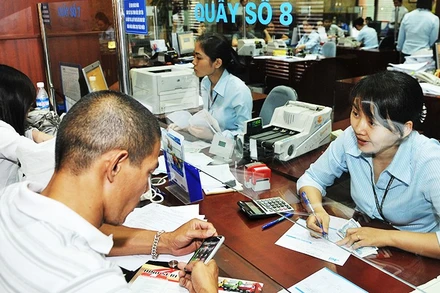 Trong những tháng cuối năm 2025, nhiều ngân hàng đồng loạt điều chỉnh biểu phí các dịch vụ. Ảnh: NAM ANH