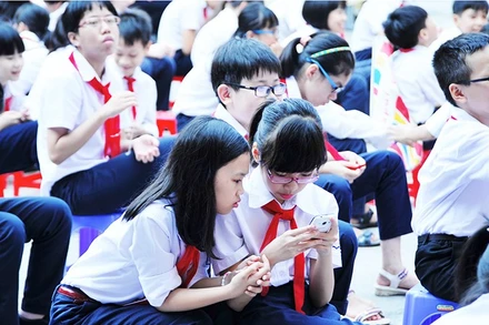 Gánh nặng tài chính khi nuôi dạy con khiến nhiều gia đình quyết định không sinh con thứ hai. Ảnh: NAM HẢI