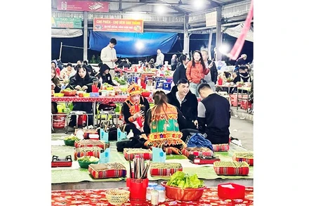 Rộn ràng chợ đêm phố núi