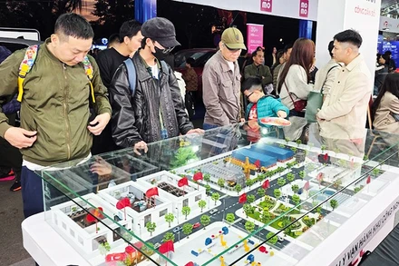 Người dân xem mô hình vận hành quản lý cụm công nghiệp tại Hà Nội. Ảnh: NGUYỆT ANH