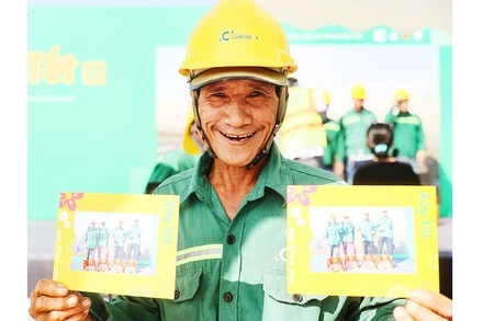 Công nhân của Coteccons vui vẻ với những tấm ảnh lưu niệm với đồng nghiệp được chụp trong chương trình Xây Tết. Ảnh: CTD