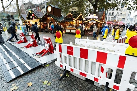 Xư Một rào chắn an ninh bên ngoài chợ Giáng sinh tại Đức. Ảnh: AFP