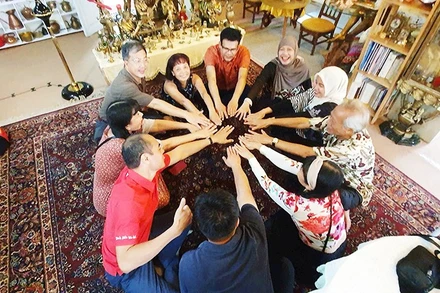 Các nhà thơ nước ngoài tại nhà nữ sĩ Bàng Ái Thơ trên Đồi Nghệ sĩ.