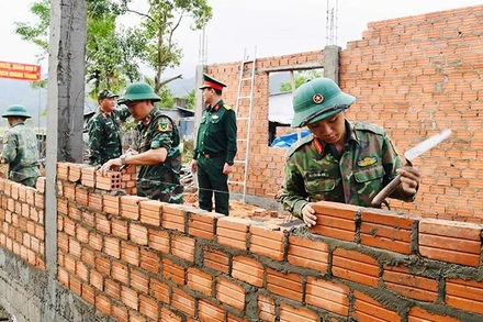 Giúp dân vùng lũ phường Đông Hòa, tỉnh Đắk Lắk xây dựng nhà mới sau thiên tai. Ảnh: Tuyên huấn Quân khu 5 cung cấp