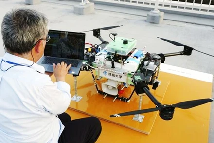 Một drone được triển khai trong lễ hội Awa Odori. Ảnh: KYODO NEWS