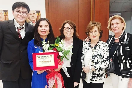 Nhà văn Nguyễn Phan Quế Mai nhận giải thưởng Rhegium Julii cho tiểu thuyết nước ngoài xuất sắc nhất từ Thị trưởng Thành phố Reggio Calabria - Italy cho cuốn "The Mountains Sing" (Sơn ca).