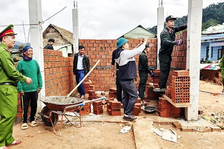 Những mái nhà đang hồi sinh, nụ cười của người dân vùng thiên tai dần trở lại.