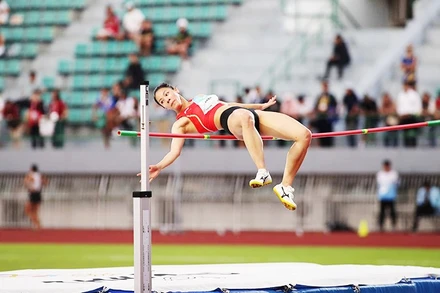 Pha bay người vượt qua mức xà 1m83 đã đem lại Huy chương vàng cho Bùi Thị Kim Anh.