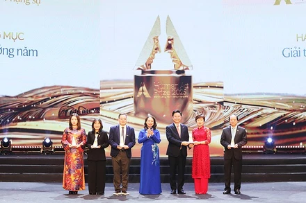 Phó Chủ tịch nước Võ Thị Ánh Xuân trao các giải hạng mục Giải thưởng Hành động vì Cộng đồng năm 2025.