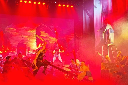 Cải lương quyện xiếc tôn vinh hào khí Đông A