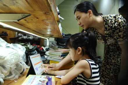 Đồng hành cùng con. Ảnh: NAM HẢI