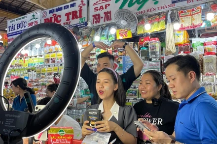 Các nhà sáng tạo nội dung livestream bán hàng tại chợ Bến Thành.