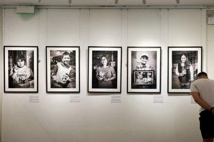 Một số tác phẩm của nhiếp ảnh gia Andy Soloman được trưng bày tại triển lãm Tiếp nối: Việt Nam.