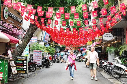 Nhiều tuyến phố Hà Nội rực rỡ sắc cờ.