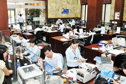 Giao dịch tại MB bank. Ảnh: NAM ANH