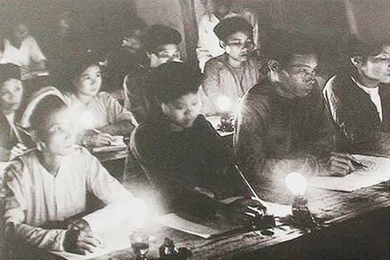 Một lớp học bình dân học vụ năm 1945. Ảnh tư liệu