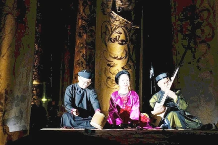 NSƯT Bạch Vân trong một chương trình biểu diễn.