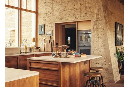 Bên trong ngôi nhà làm bằng đất nén tại Wiltshire (Anh). Ảnh: THE GUARDIAN