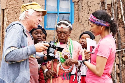 Các nhà ngôn ngữ học thảo luận về việc thu âm tiếng siPhuthi làm tư liệu. Ảnh: THE GUARDIAN