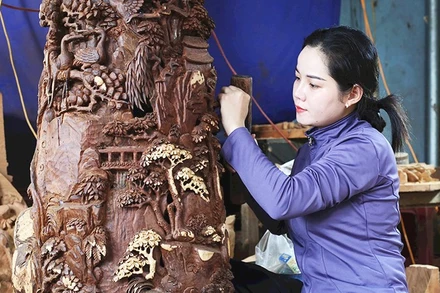 Chị Lê Thị Hà tạo phôi trên thân gỗ trắc đen.