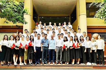 Tập thể cán bộ, nhân viên Trung tâm trong ngày kỷ niệm 30 năm thành lập.