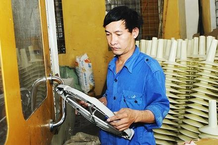 Các doanh nghiệp vừa và nhỏ, dù có nhu cầu và tiềm năng, vẫn khó tiếp cận nguồn vốn ngân hàng. Ảnh: NAM ANH