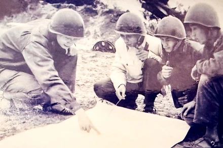 Từ phải qua: Kíp chiến đấu Tiểu đoàn 52 tham gia bắn rơi 32 máy bay Mỹ gồm sĩ quan điều khiển Nguyễn Văn Thọ, trắc thủ cự ly Hoàng Văn Nam, trắc thủ góc tà Vương Thái Thanh, trắc thủ phương vị Trần Hay. Ảnh: NVCC