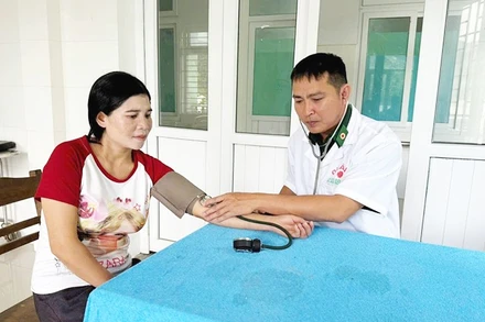 Bác sĩ Nguyễn Văn Quốc Trí đang khám cho bệnh nhân.